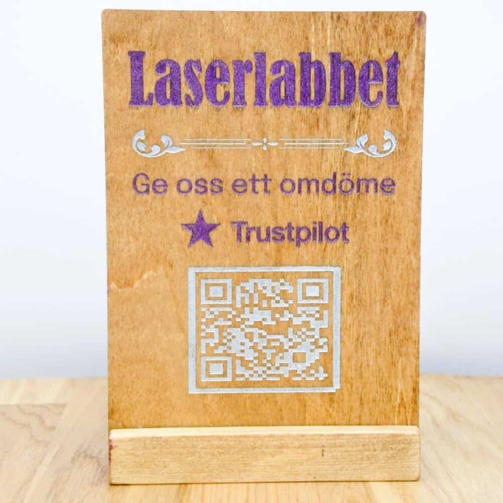 Träskylt med QR-kod och text