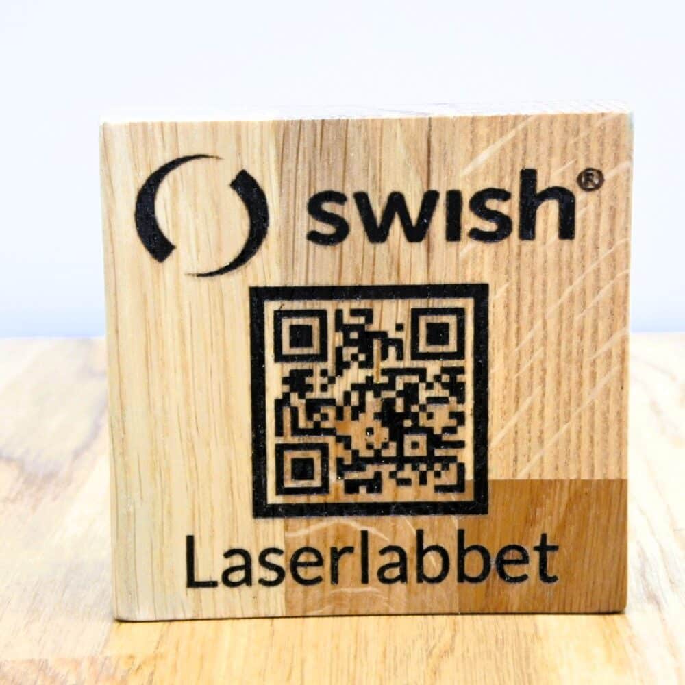 Swish QR-skylt i ek – liten betalningsskylt 10x10 cm
