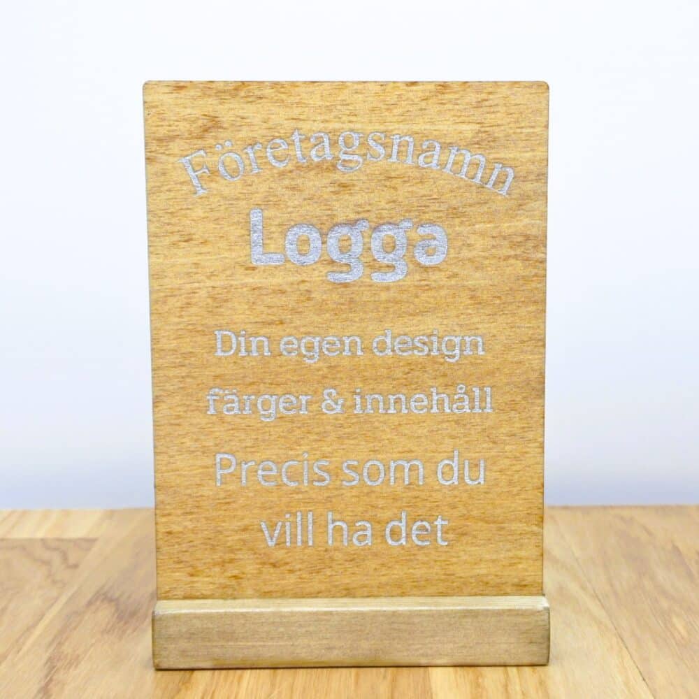 Personlig QR-skylt i plywood med fot mindre – egen design
